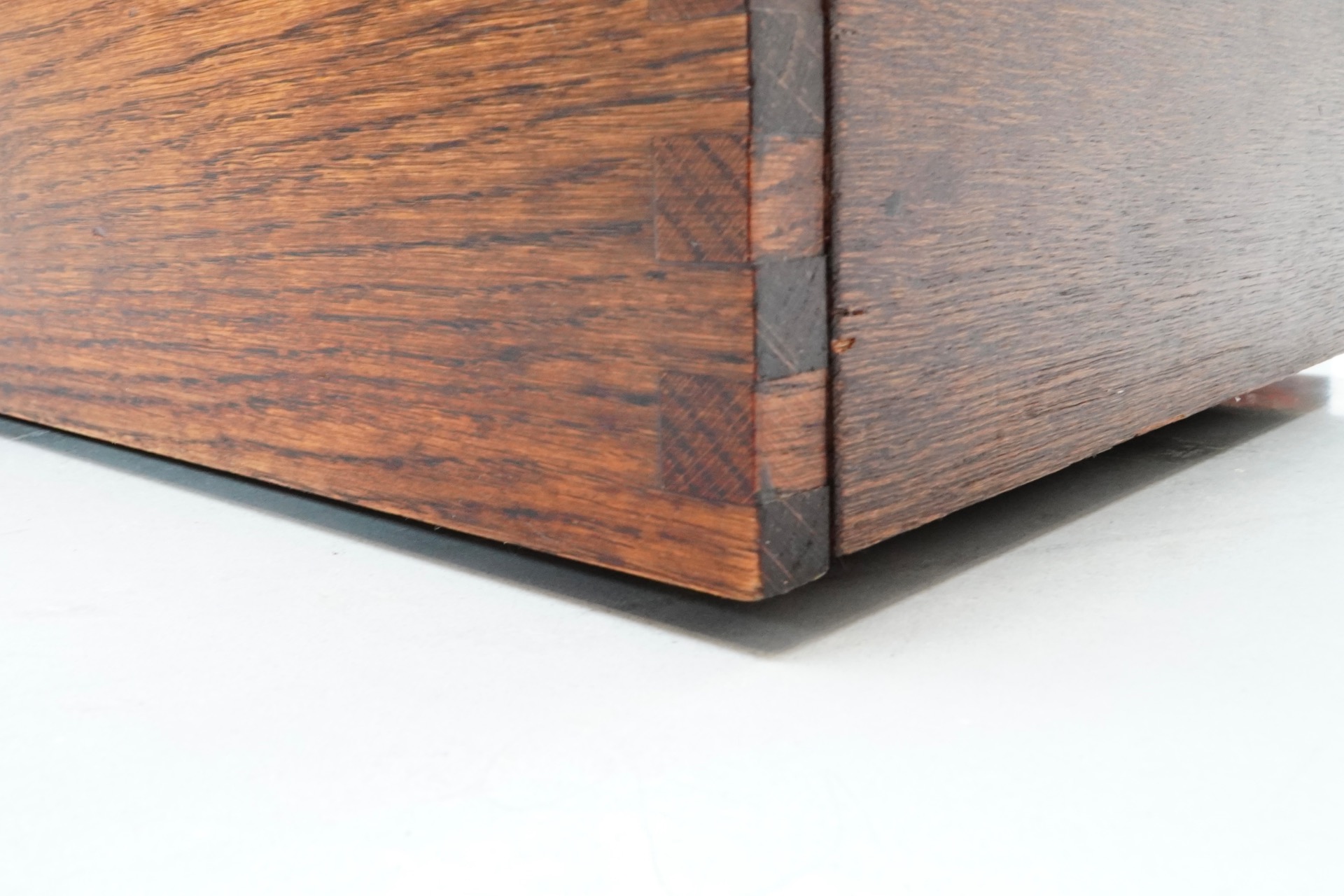 Maison Moderniste - Juliaan Lampens custom-designed storage